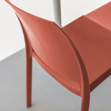 Set 4 Sedie da Pranzo in Resina Impilabili Rosso Tappi Antiscivolo