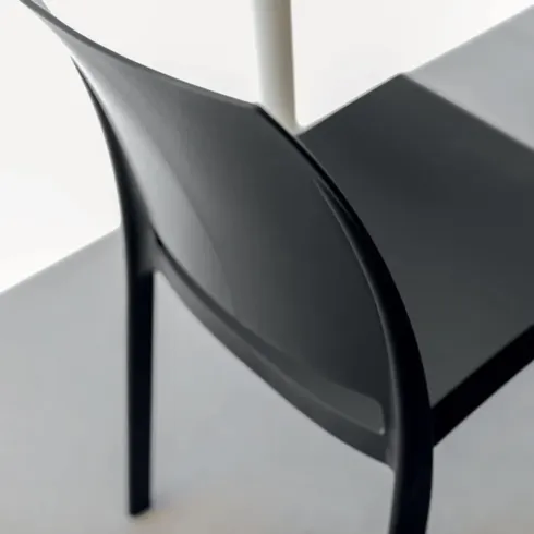 Set 4 Sedie da Pranzo in Resina Impilabili Nero con Tappi Antiscivolo