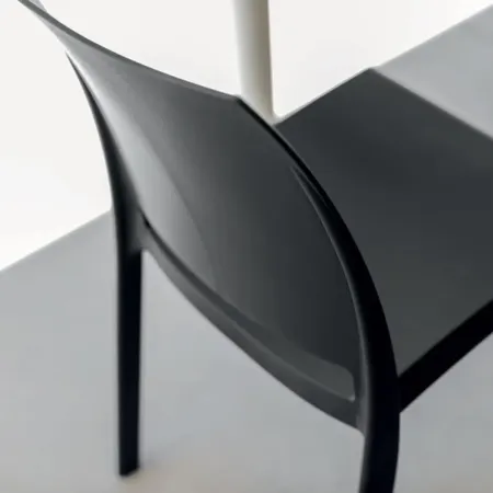 Set 4 Sedie da Pranzo in Resina Impilabili Nero con Tappi Antiscivolo