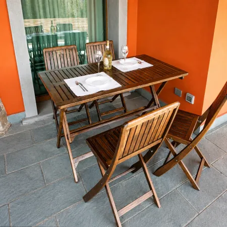 Tavolo e 4 Sedie in Legno Set Pieghevole Tavolino da Pranzo per Esterno