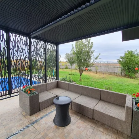Pergola Bioclimatica 240x300 cm Alluminio Grigio con Pannelli Privacy