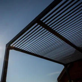 Pergola Bioclimatica 360x300 in Alluminio con Lamelle Effetto Legno 2