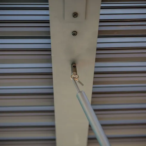 Pergola Bioclimatica in Alluminio con Lamelle Effetto Legno 360x300