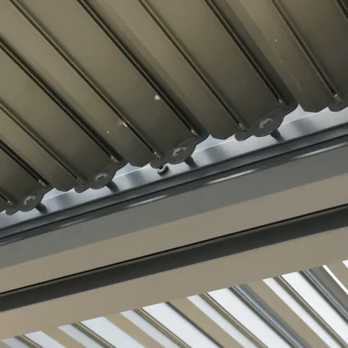 Pergola Bioclimatica in Alluminio con Lamelle Effetto Legno 360x300