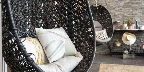 Come scegliere un dondolo da giardino e prepararsi alla bella stagione