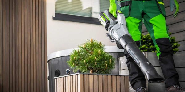 Soffiatore per foglie: come scegliere tra elettrico, a scoppio o a batteria