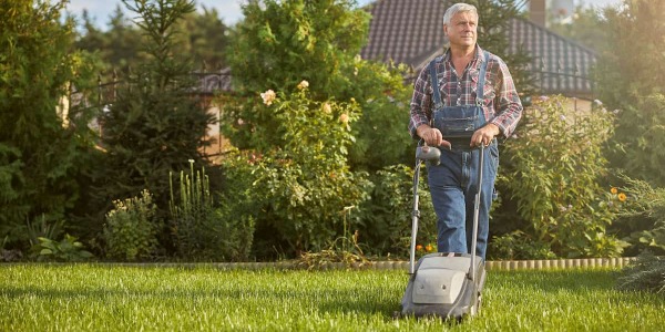 Rasaerba elettrico o a scoppio? Pro e contro