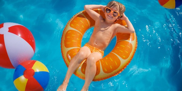 Come assicurare il divertimento con un gonfiabile acquatico in giardino