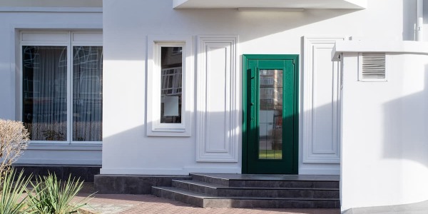 Vetro antisfondamento per porte blindate: protezione ed estetica in un unico elemento