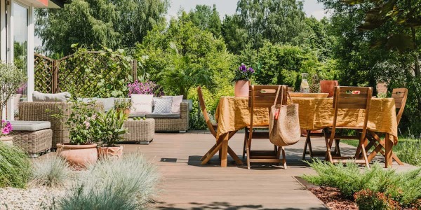 Pranzo in giardino: come scegliere il tavolo da picnic perfetto