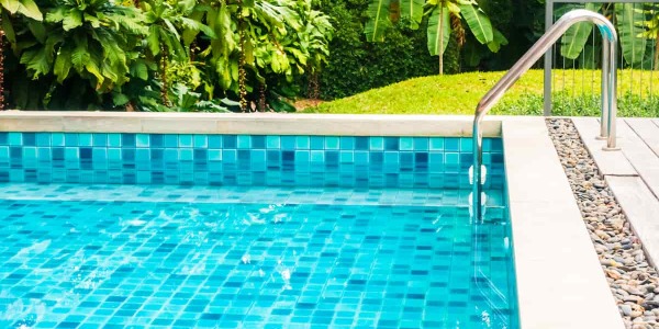 Come mantenere l'acqua pulita nella tua piscina da giardino