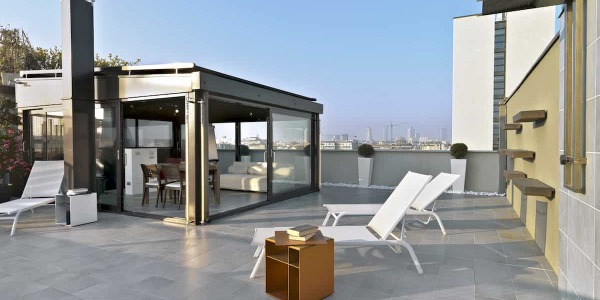 Arredamento terrazze attici e balconi: guida alla scelta dell'armadio perfetto