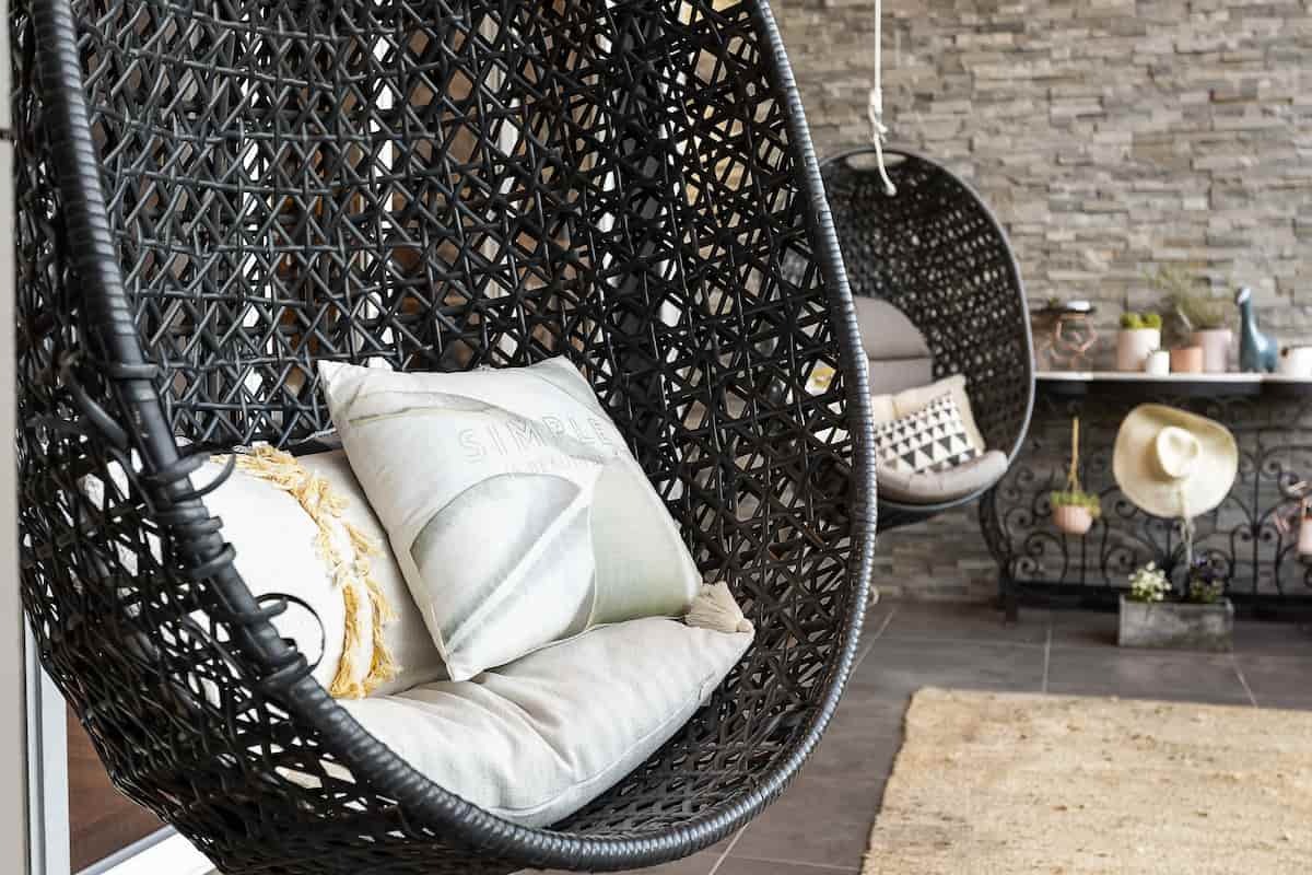 Come scegliere un dondolo da giardino e prepararsi alla bella stagione