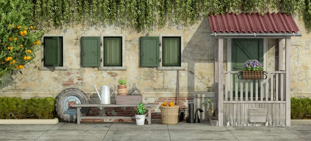 Pensiline da esterni: come mettere a riparo porte e finestre di casa