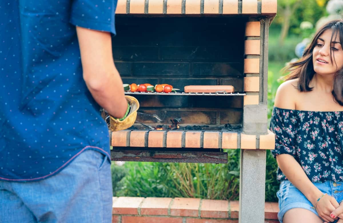 Come costruire un barbecue nel giardino di casa propria col semplice fai da te