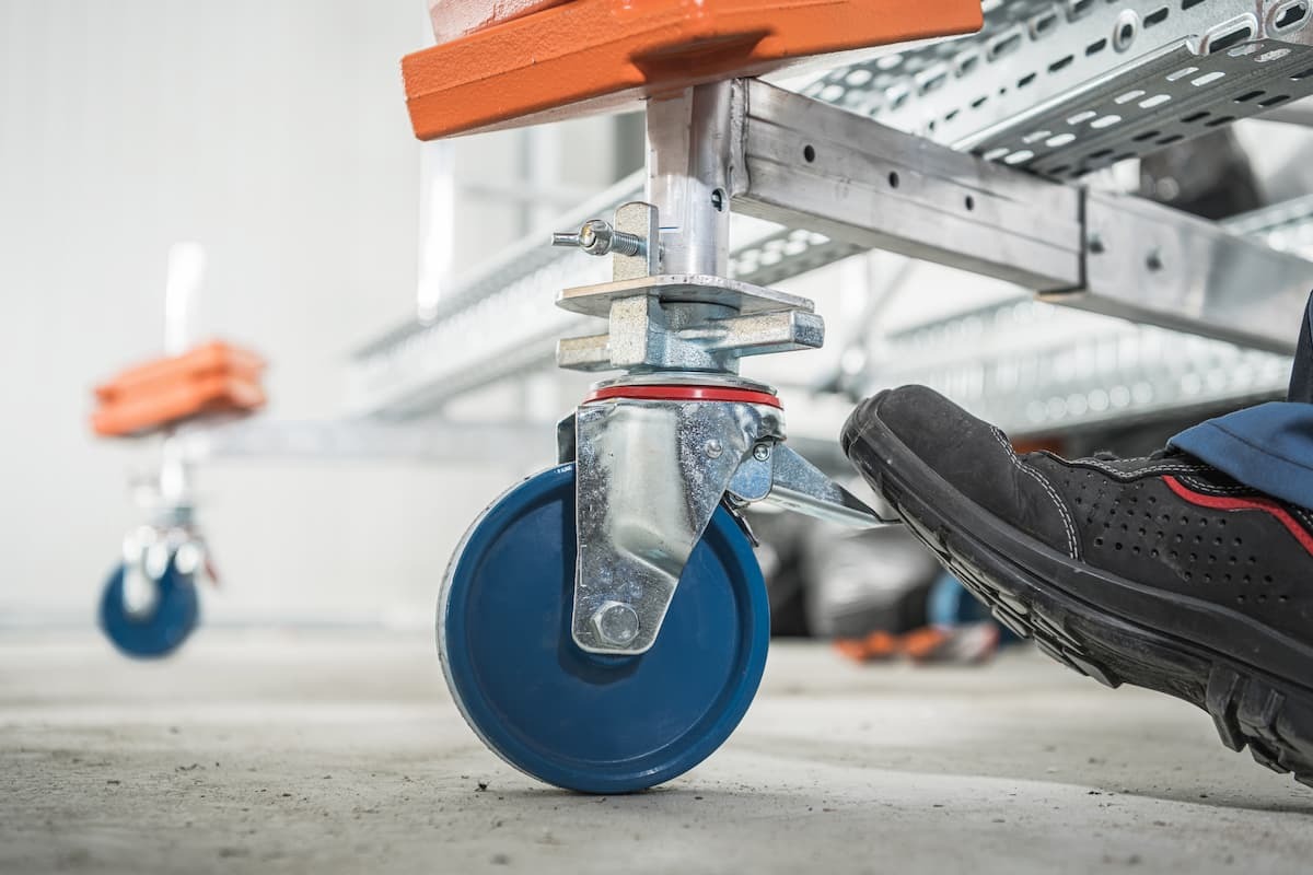 Voglia di ristrutturare casa? Perché farlo con un ponteggio mobile professionale